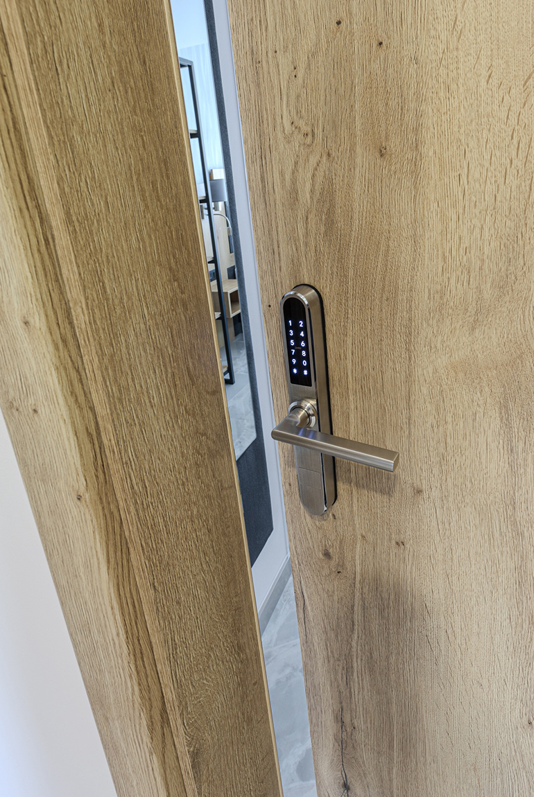 vybaveni_pokoje_2_dvere_770x1150